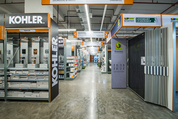 Retail environment organised with large-scale display and storage systems